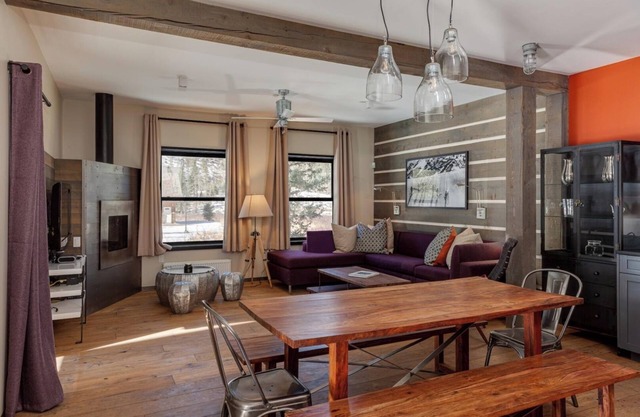 Bavarian Chalet 2 - Bavarian-inspired chalet with stylish decor and easy ski acc