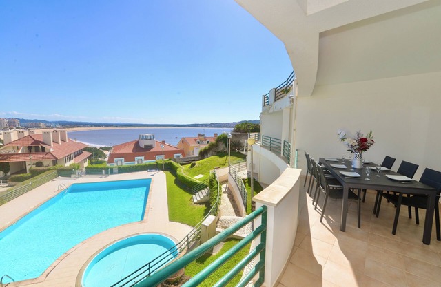 Bucht -Apartment mit Meerblick, 65 m. vom Strand mit Wi-Fi, Pool und Garage