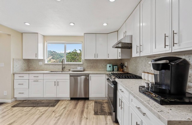 Bay Area Haven: 3BR with Spacious Living Room & Scenic Views