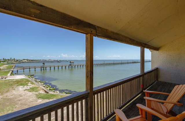 Bay Breeze Bungalow | Pier & Community Pool!