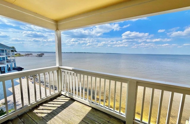 Bay Breeze: Gorgeous Waterfront Unit with Kayaks!