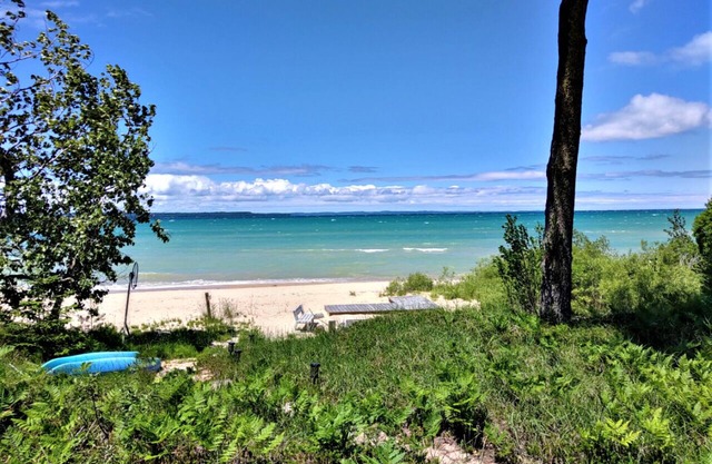 BAY BREEZES ON LAKE MICHIGAN-GRAND TRAVERSE BAY