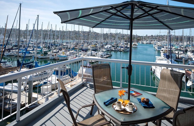 Bay Club Hotel & Marina