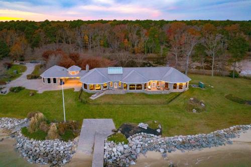 Bay Estate by AvantStay Waterfront Private Pond