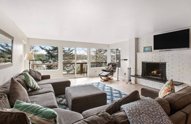 Bay front family-friendly retreat w/beach access, gas grill