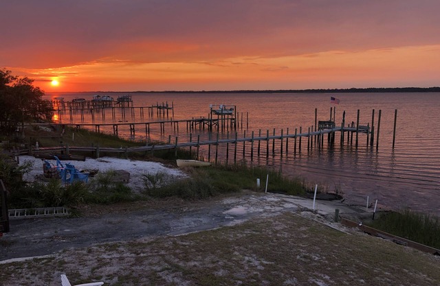Bay Front-Private Dock-Spectacular Sunrises and Sunsets (Sleeps 6)