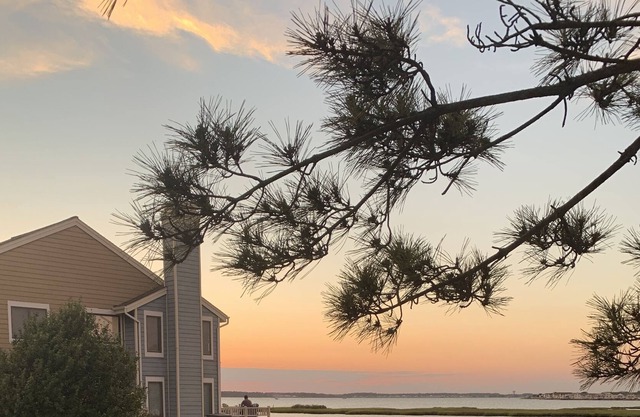 Bay Front Retreat, Sleeps 10, Boat Slip, Close to Everything - 3 BR/2.5 BATH