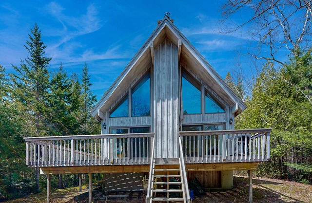 Bay Home W/ Beautiful Water Views, Rock Ledge Shoreline, Deck, Firepit & WiFi