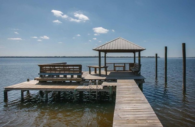 Bay House - Pier - Pet Friendly - Gulf Access - 4 Bedrooms/2 baths - Sleeps 12