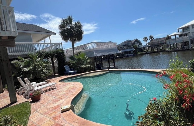 Bay House with Private Pool, Fishing, Kayaking & Sun Fun. Quiet neighborhood.