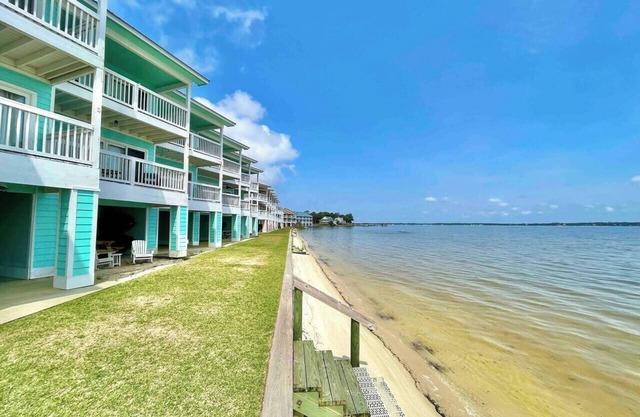 Bay Paradise: Paddle Boards, Kayaks, & Waterfront!