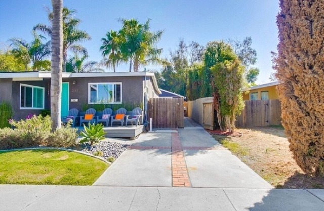 BAY PARK - NEW / SUPER CLEAN / MODERN AND COOL 2 BEDROOM DETACHED FURNISHED HOME