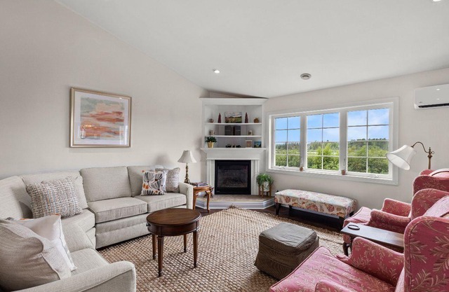 Bay Shore Country Home - Elegant and spacious home with beautiful water views