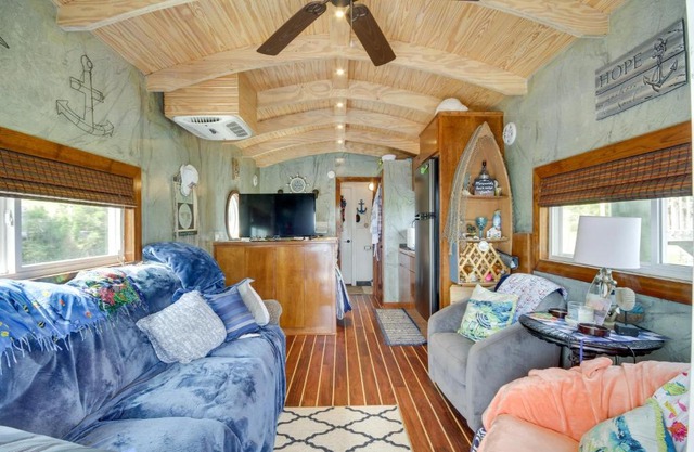 Bay St Louis Houseboat 6 Mi to Old Town and Beach!