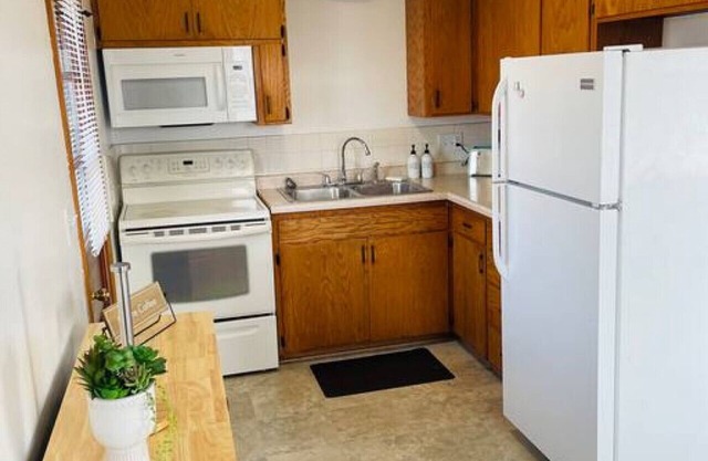Bay Street Unit 3 · Charming & Cozy APT-Free Parking