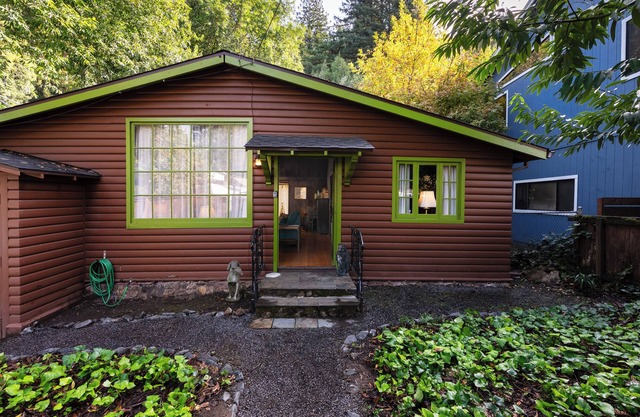 Bay Tree Cottage ~ Rustic, Charming, Centrally Located! Hot tub, Dog Friendly