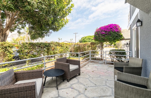 Bay View Condo 1/2 block to Beach Park-Spa and Private Patio-Dog Friendly