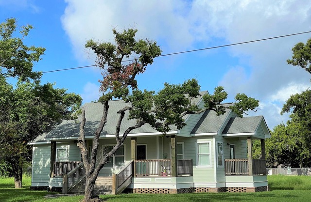 Bay View Cottage - 1 block to lighted fishing piers, parks, boat ramp & more.