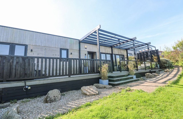BAY VIEW, pet friendly, with pool in Portreath