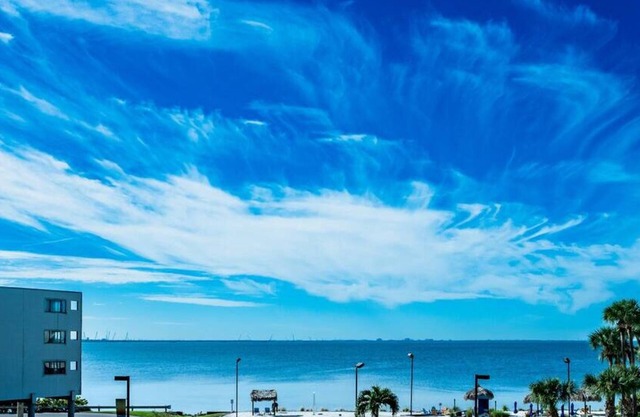 Bay View Rendezvous - Chic Getaway, Stunning Vistas