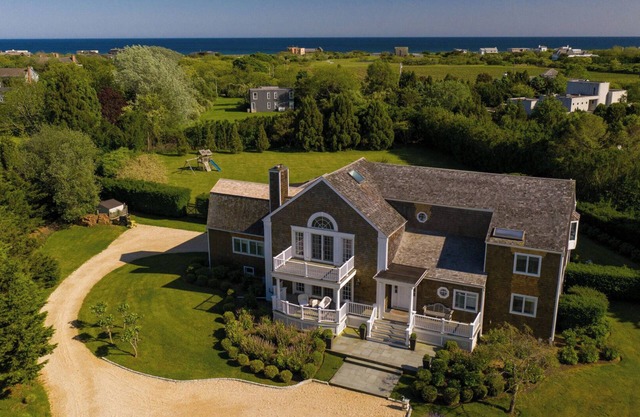 Bay Views, Well Landscaped Gardens, Close to Beach