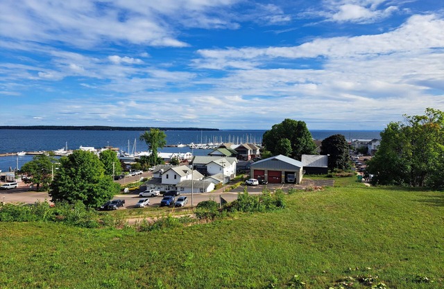 Bayfield Oasis: Stunning Lake Superior views within walking distance to town!