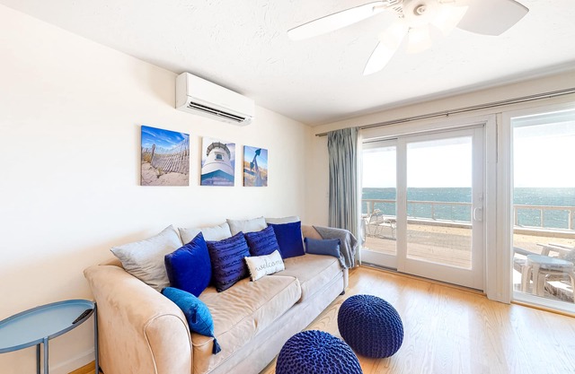 Bayfront, 2-Level Condo w/ Beach Access, 3 Decks, WiFi & Bay Views at Sunset