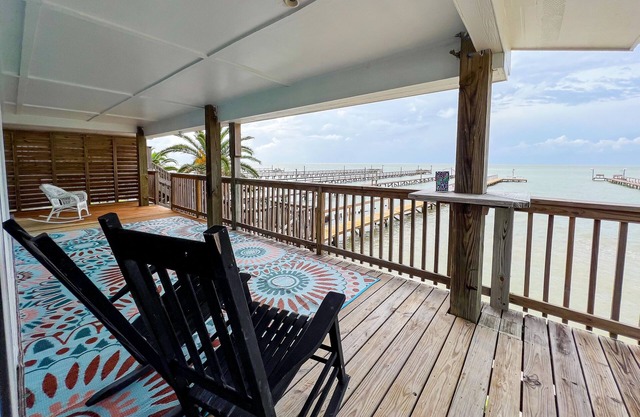 Bayfront beach house with amazing views, furnished deck, & dock