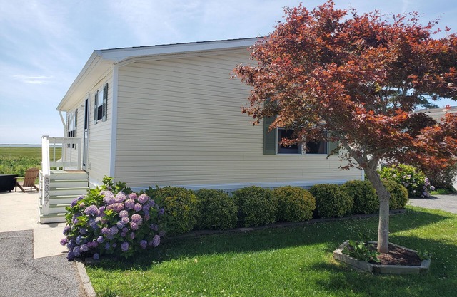 Bayfront cottage offers amazing views of the water and Assateague Island