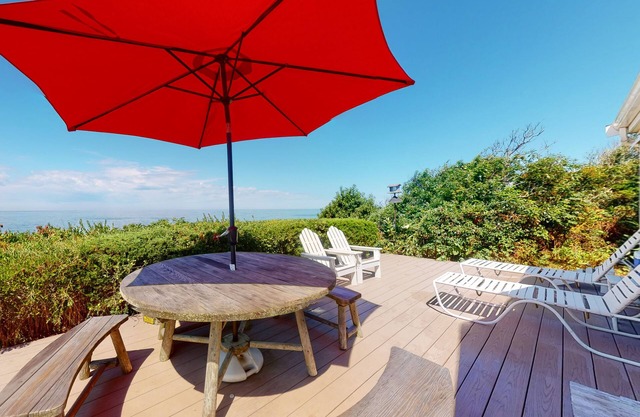 Bayfront Cottage w / Bluffside Deck & Außendusche - Schritte zum Privatstrand!