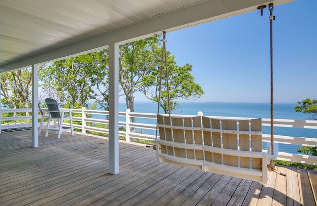 Bayfront Home w/ Deck - 4 Mi to Downtown Plymouth!