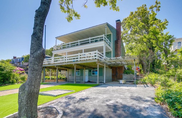 Bayfront Home with Deck - 4 Mi to Downtown Plymouth!