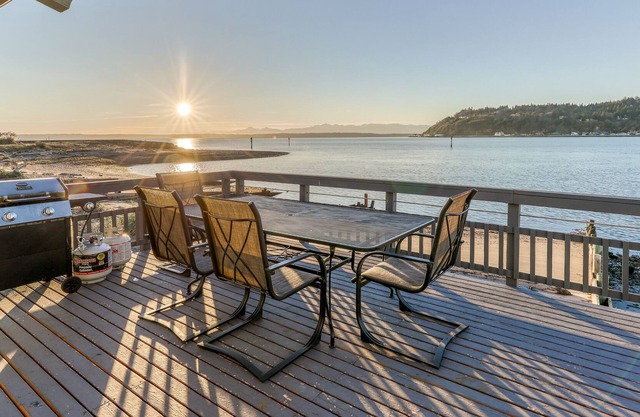 NEUE AUFLISTUNG! Bayfront Haus mit Aussicht, Kabel, Terrasse und Holzofen!