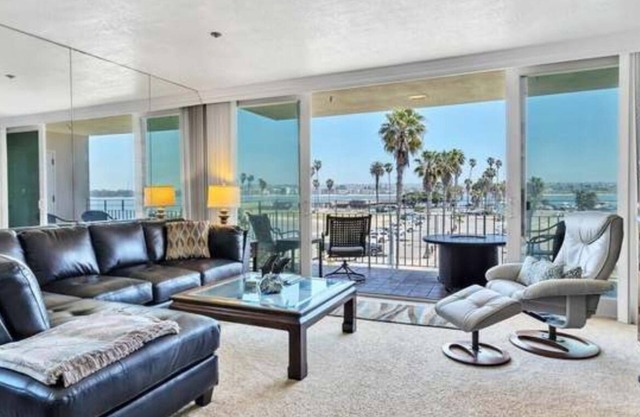 Bayfront Perfectly located 2bdrm 1 Parking spot with lots of free parking nearby