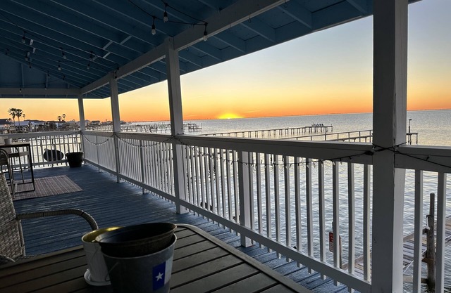 Bayfront Retreat on Copano w/ Private Pier- Fish & Refresh