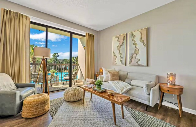 Bayfront studio with shared pool, water views, and soundfront beach