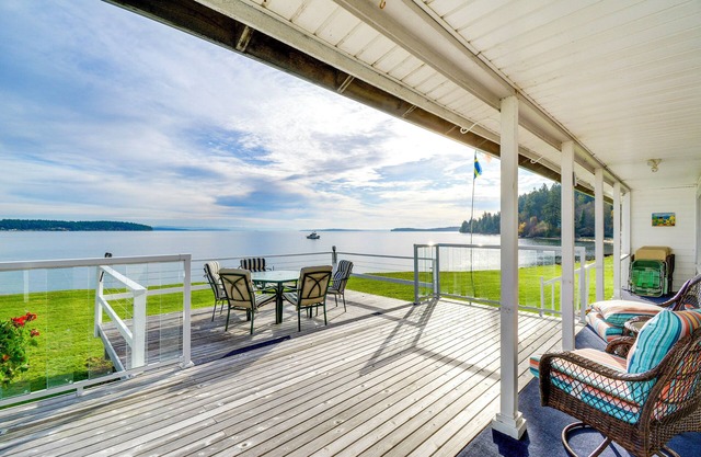 Bayfront Port Hadlock Retreat w/ Grill & Deck!