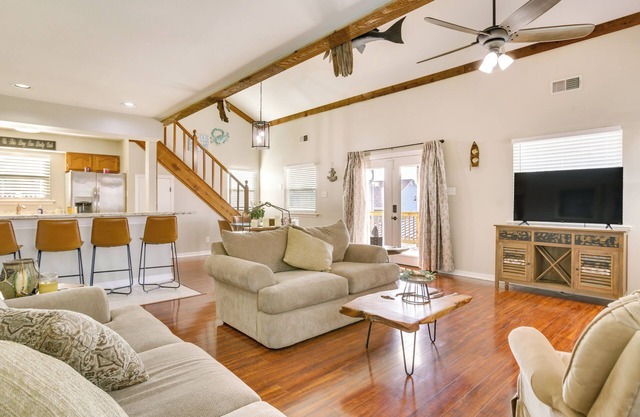 Bayou Bliss: Barataria Waterfront Getaway w/ Dock!