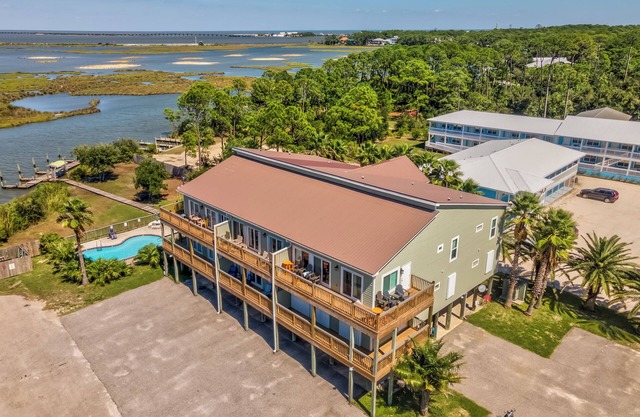 Bayou Heron #2B: Pet-friendly bayside condo with pool