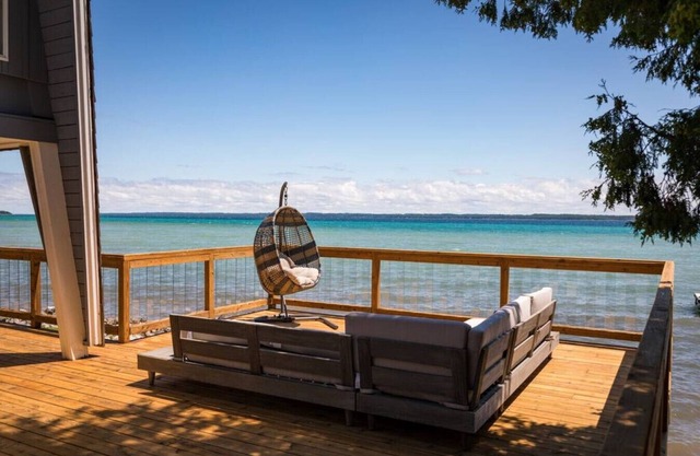 Bayshore Boathouse-Waterfront home on West Bay