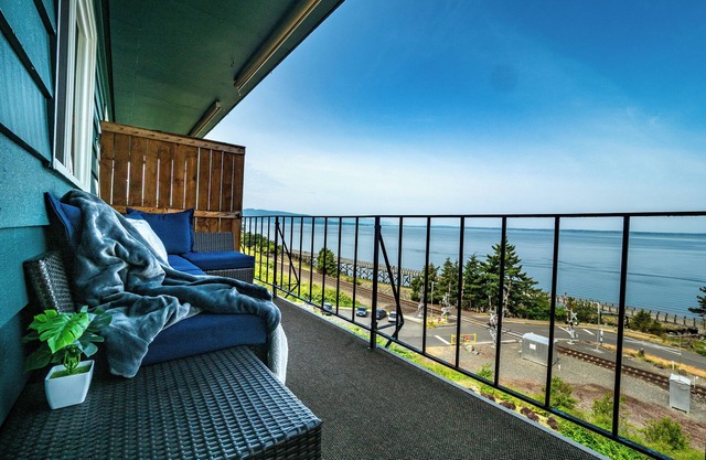 Boho Jungle- Top Floor Waterfront Apt with Stunning Bay View!