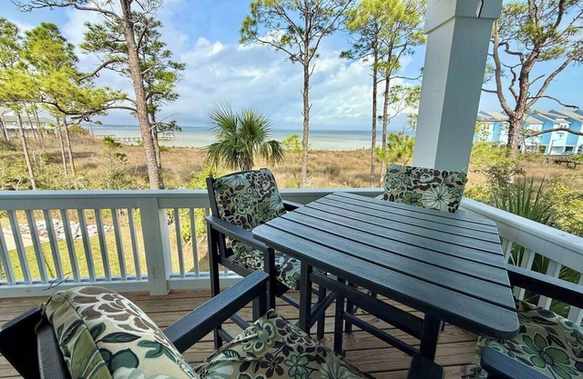 Bayside Bliss: Beautiful Views & Pool!