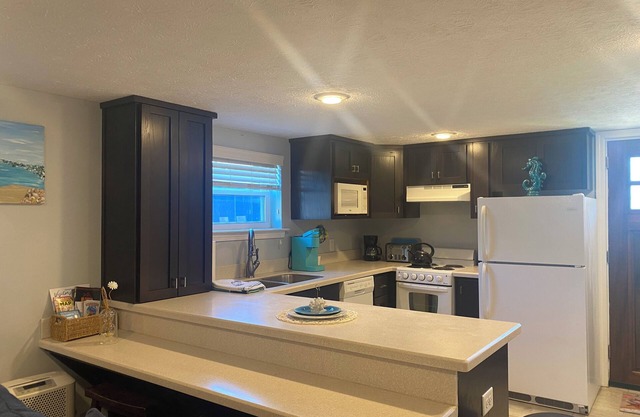 Bayside Bungalow is located 1 block to St. Andrews Bay!