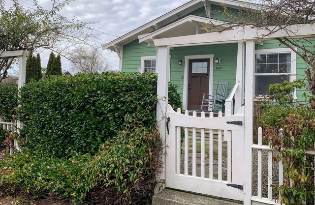 Bayside Bungalow, Stylish & Close to Town