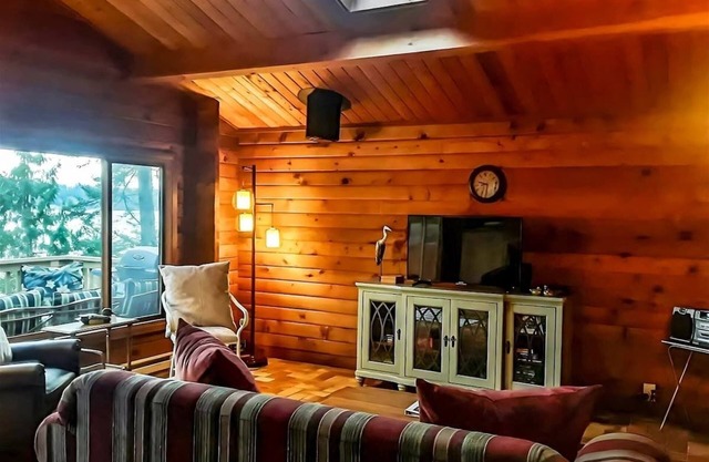 Bayside Cedars Cozy Cabin by the Water