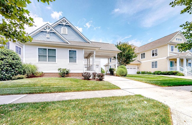 Bayside Resort getaway with screened deck plus paid-access pools & hot tub