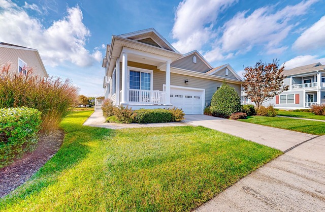 Bayside Resort home with pond views, large deck, fast WiFi - pool access