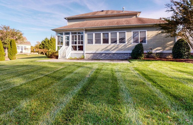 Bayside Resort house w/ shared sauna, golf on-site, tennis court, and free WiFi