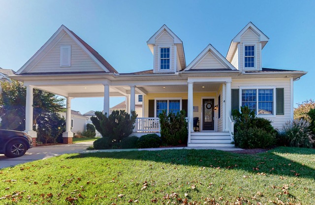 Bayside Resort house w/ tennis/basketball court, shared sauna, & board games