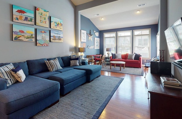 Bayside Resort townhouse w/ games, basketball court, shared sauna, gas grill